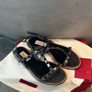 Valentino Rockstar 5mm t strap sandal in gunmetal gray. Size 5.5 Beautiful!